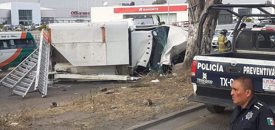 Se reporta volcadura de camión a la altura de Puerta Texcoco