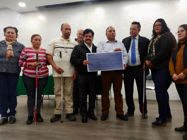 Francisco Chíguil Figueroa, alcalde en Gustavo A. Madero entrega apoyos a cooperativistas