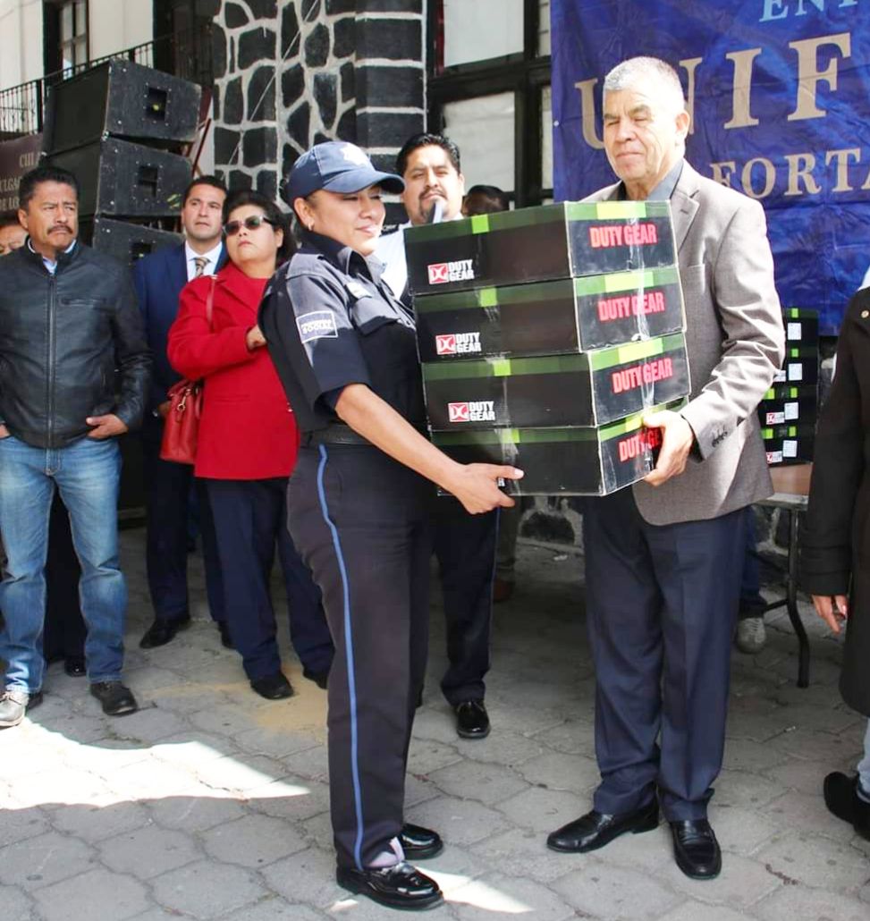 Presidente de Acolman entrega uniformes a policías municipales