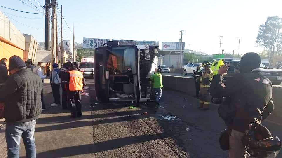 Autobús de pasajeros volcó sobre la México-Pachuca y deja por lo menos 15 pasajeros heridos