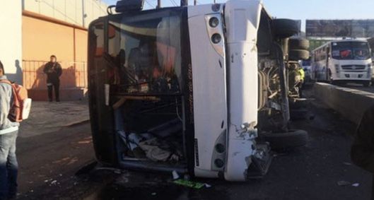 Volcadura de autobús de pasajeros deja 16 lesionados en la México-Pachuca 