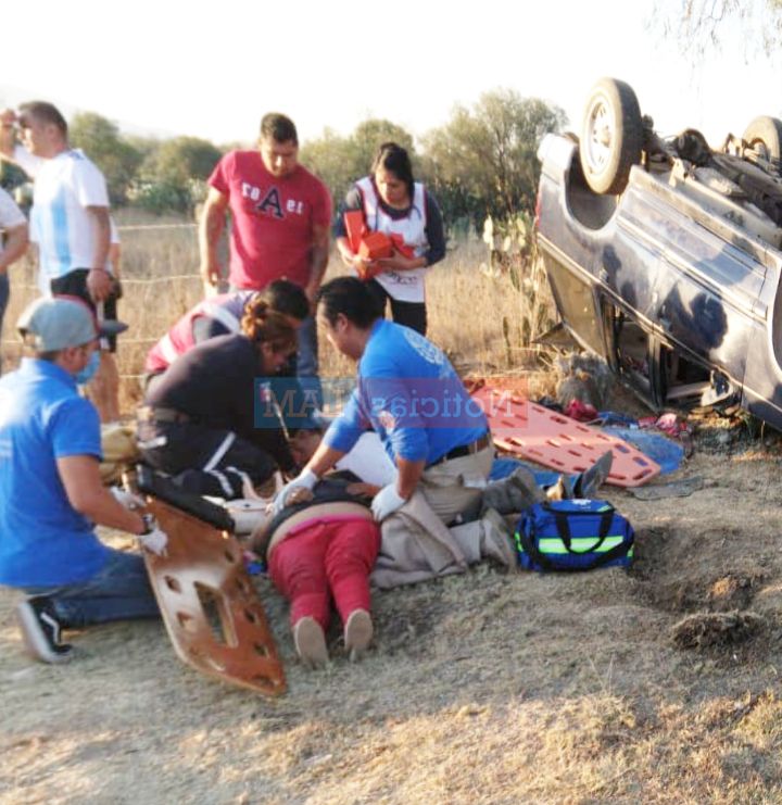 Camioneta donde viajaba una familia volcó dejando dos heridos en la México-Tulancingo