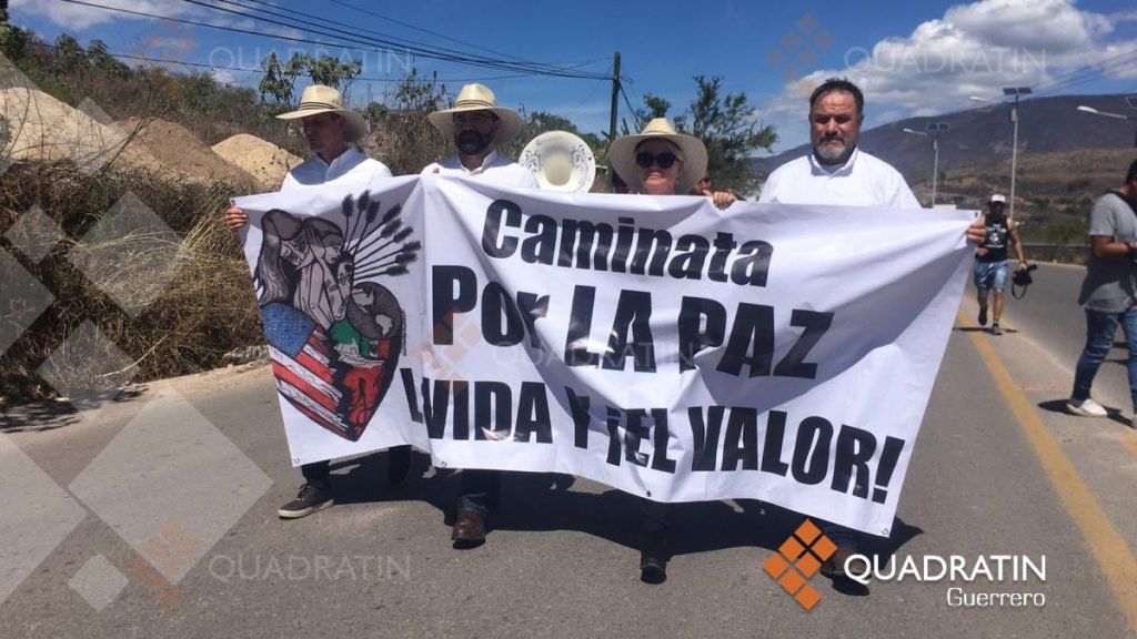 Marchan colectivo Siempre Vivos y familia LeBarón por la paz en Chilapa 