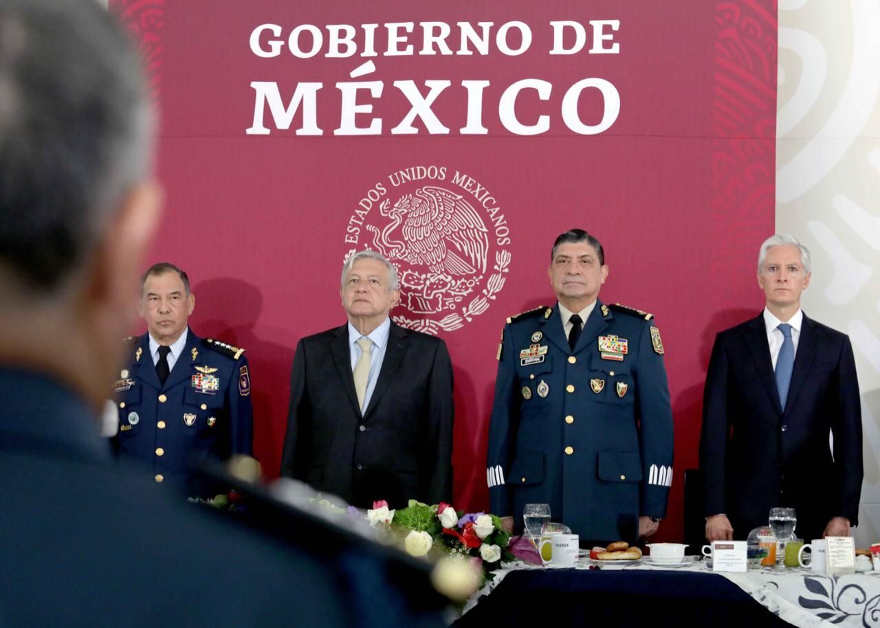 Alfredo Del Mazo y López Obrador en aniversario de la Fuerza Aérea