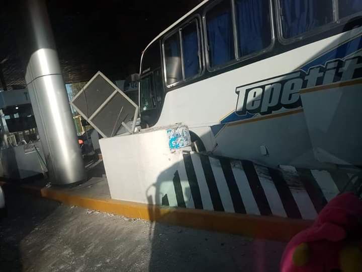 Accidente deja varios lesionados en caseta de autopista Peñón - Texcoco