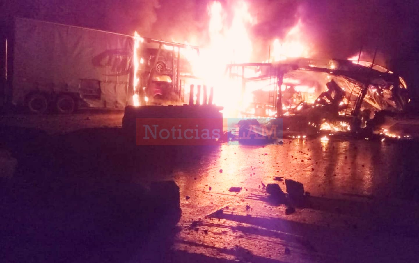 Se incendia tráiler que transportaba vehículos nuevos en la México-Puebla