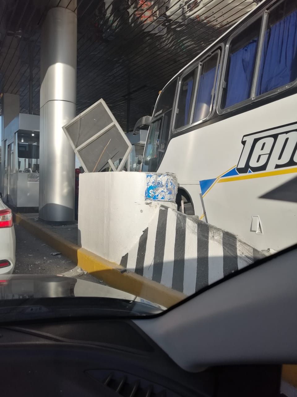 Autobús de la línea Tepetitlán se impacta contra una de las casetas de la autopista Peñón-Texcoco, hay 7 heridos