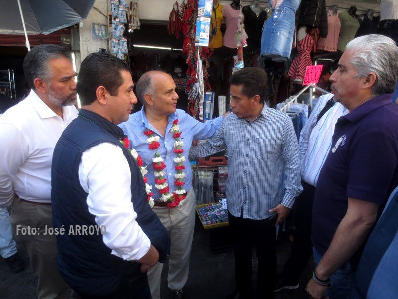 El senador priísta Manuel Añorve Baños recorre calles de Taxco
