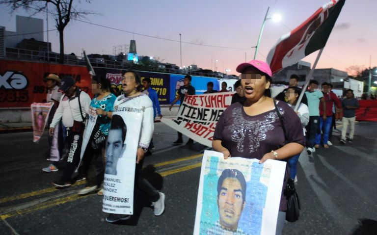Padres de los 43 inician caravana nacional en el Sur de México