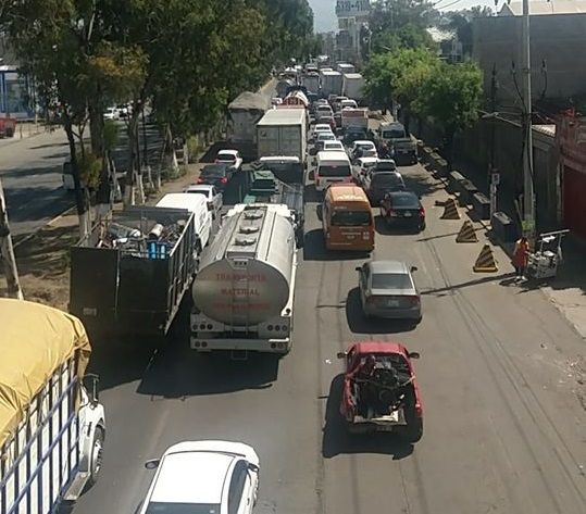 Un grupo de manifestantes mantiene cerrada carretera Federal México - Texcoco 
