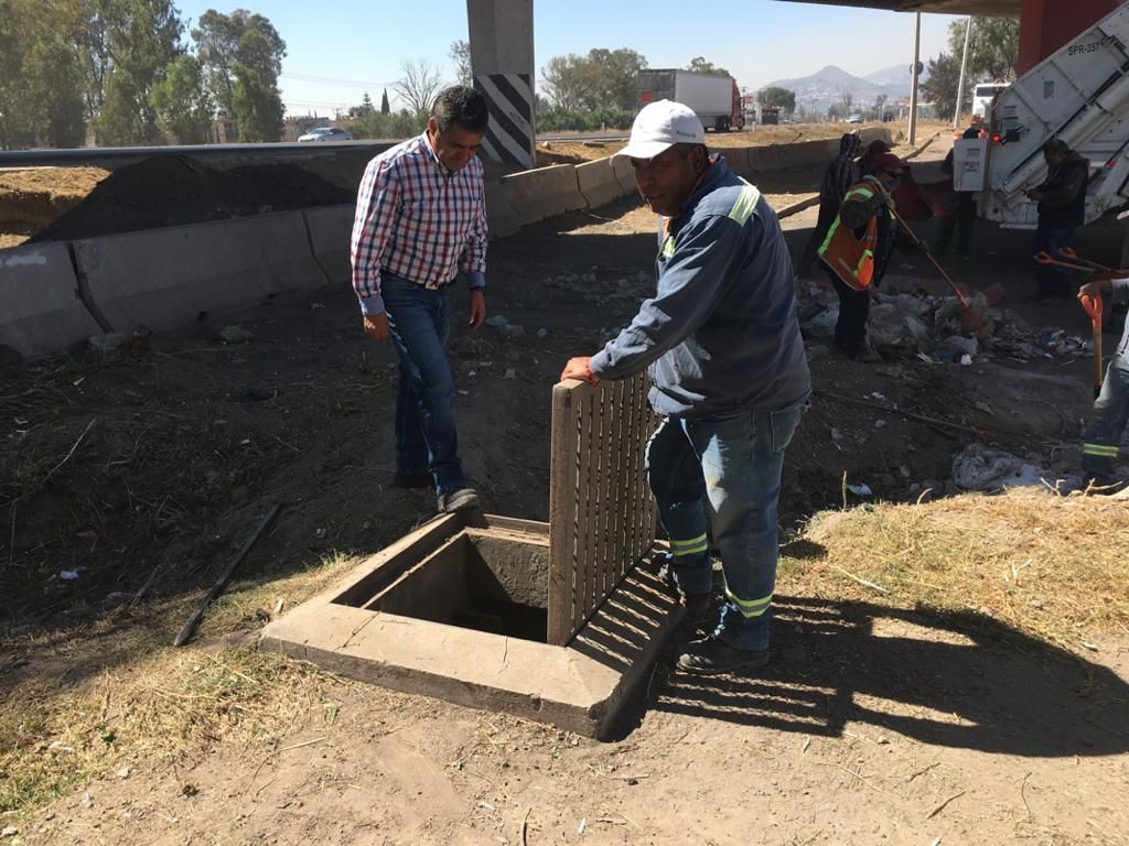 Inician los trabajos de desasolve y limpieza de bajo puente de la Lechería-Texcoco, trabajos conjuntos entre Ecatepec y Tecámac.