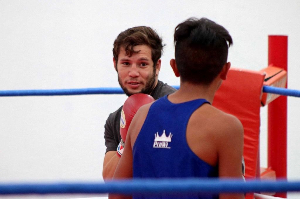 El boxeador Carlos Cuadras entrena en el Centro Ceremonial Otomí