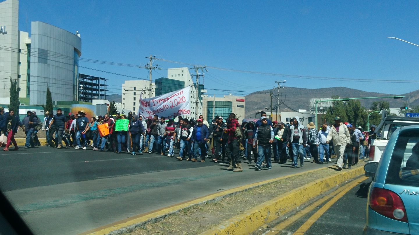 Manifestantes de Ixmiquilpan retienen a reportero y funcionario de SCT
