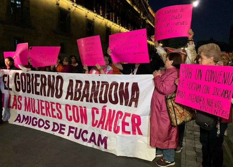 Mujeres con cáncer protestan afuera de Palacio Nacional