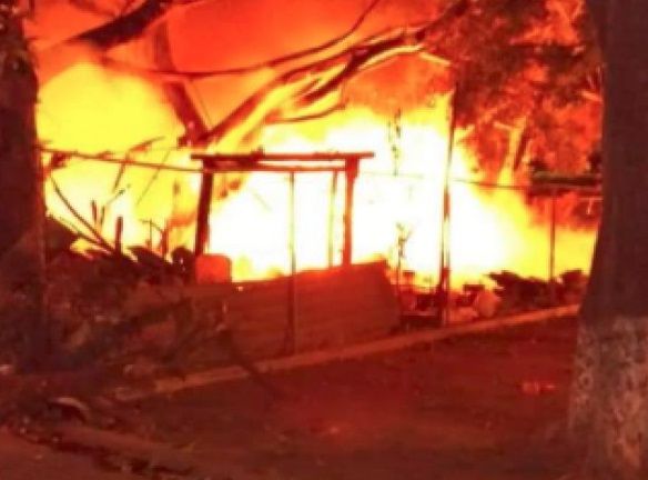 Un hombre tras golpear y atar a una mujer trató de quemarla viva al incendiar su casa, en Tulancingo