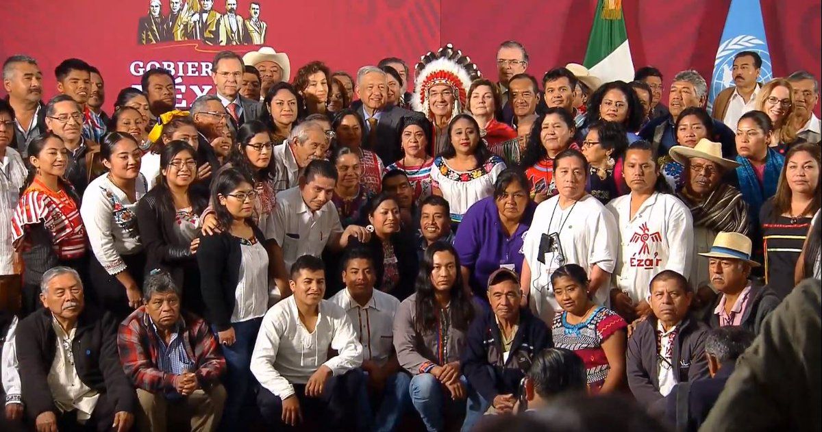 
AMLO firma acuerdo de acciones para lenguas indígenas