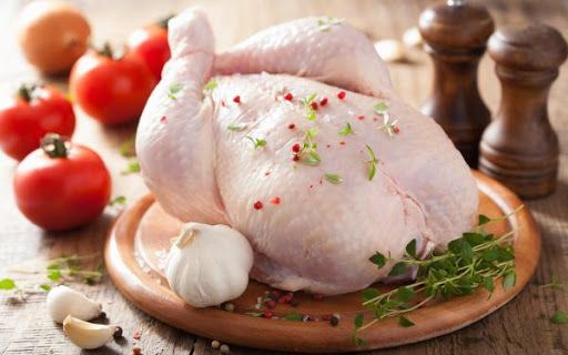 ¿Es correcto lavar el pollo crudo antes de cocinarlo?