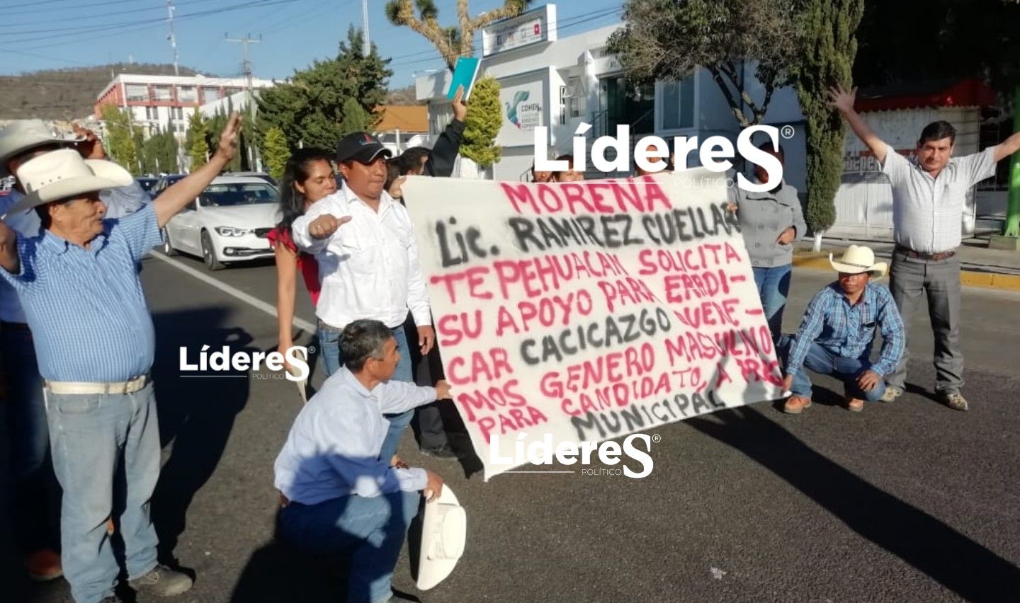 En Hidalgo militantes de Morena bloquean avenida Juárez