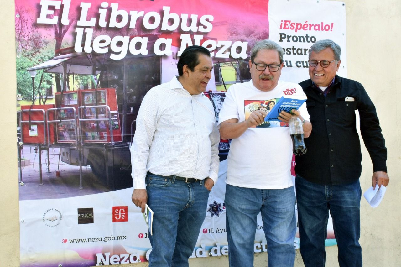 Juan Hugo de la Rosa, Paco Taibo II, Vecinos Y policías municipales dan la bienvenida al Librobus en Neza