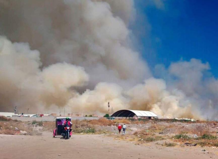 Bomberos de cinco municipios combaten incendio; hay cuatro viviendas quemadas en Atenco