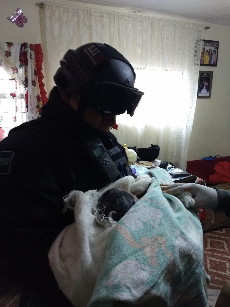 Policías de Nezahualcóyotl apoyan a joven en labor de parto