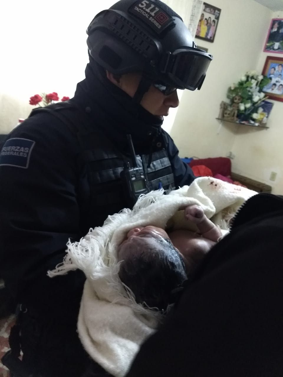 Policías de Nezahualcóyotl apoyan a joven en labor de parto