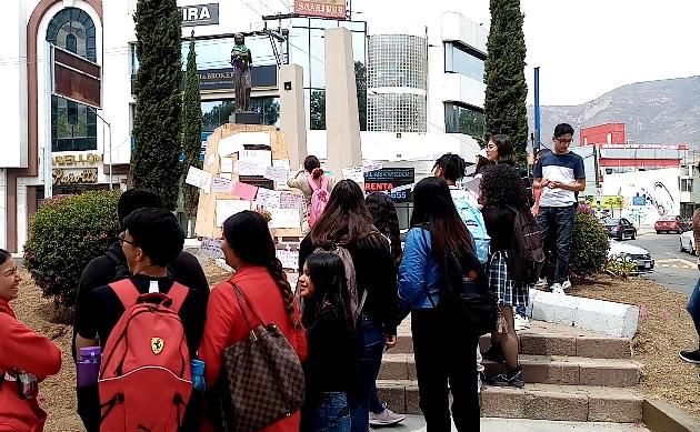 Destituyen a Defensor Universitario de la UAEH tras colocación de ’pancartas’ donde se exhiben a maestros acosadores