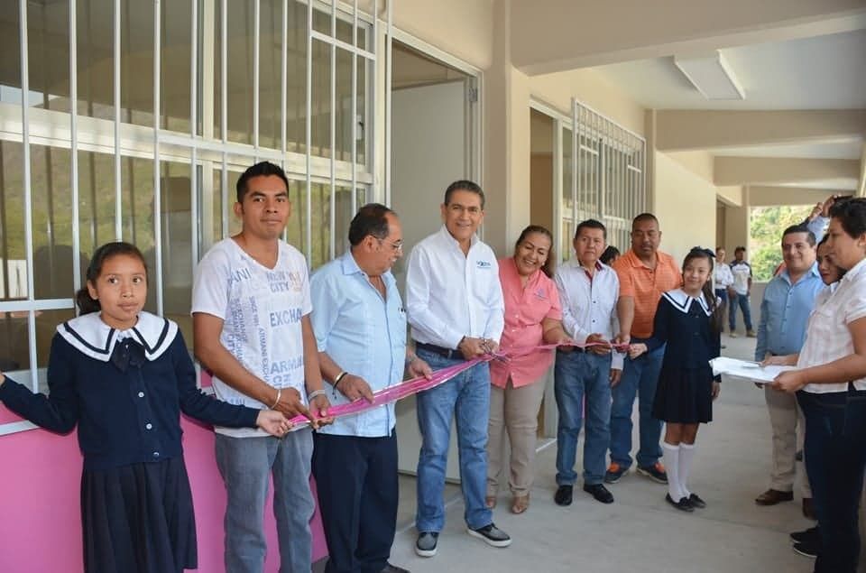 Marcos Parra asiste como invitado especial a la entrega de 4 aulas en la escuela ’Nicolás Bravo’ de Paintla.