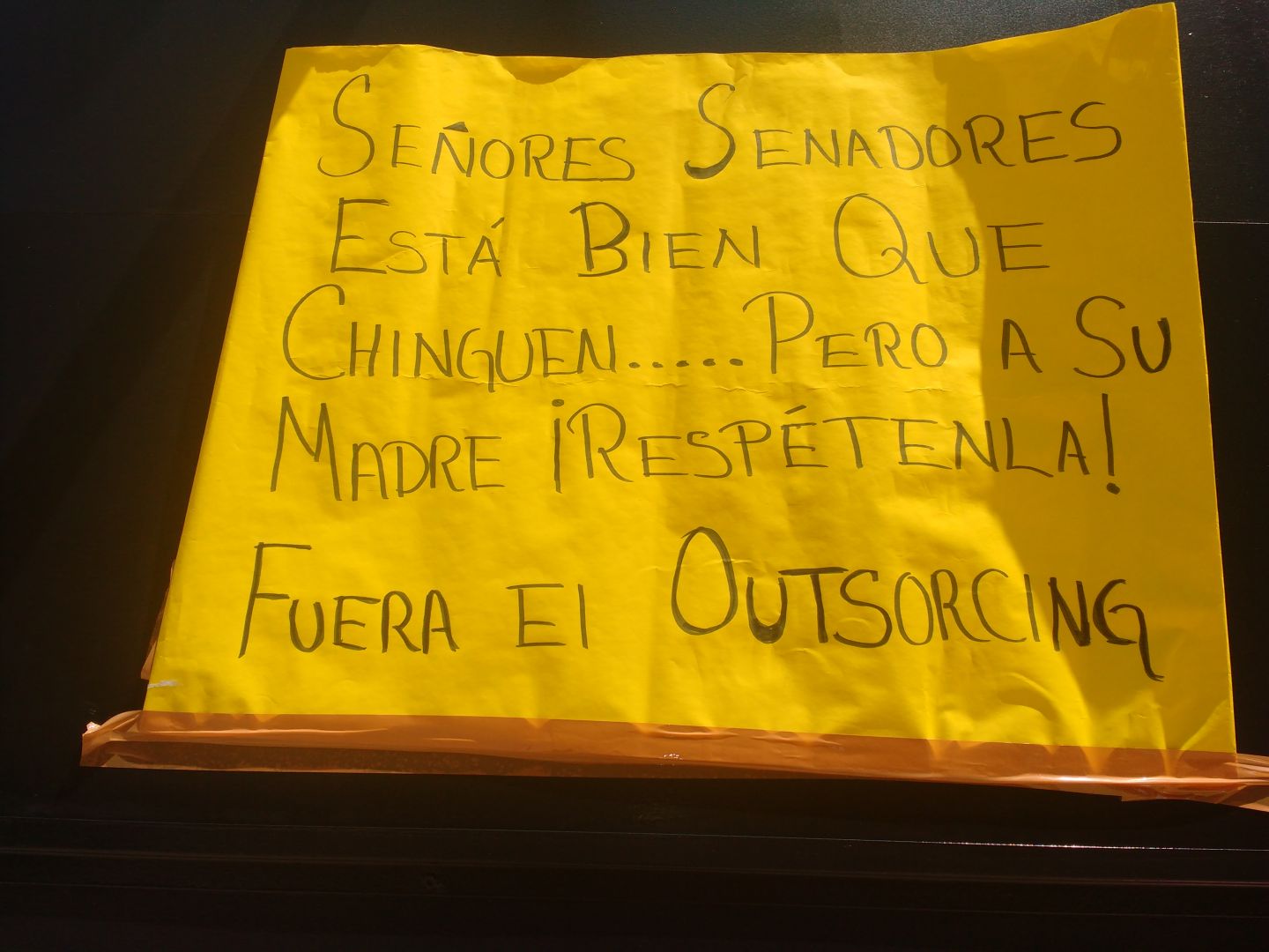 Protestan trabajadores en sede senatorial contra outsourcing; entregan escrito a Ricardo Monreal