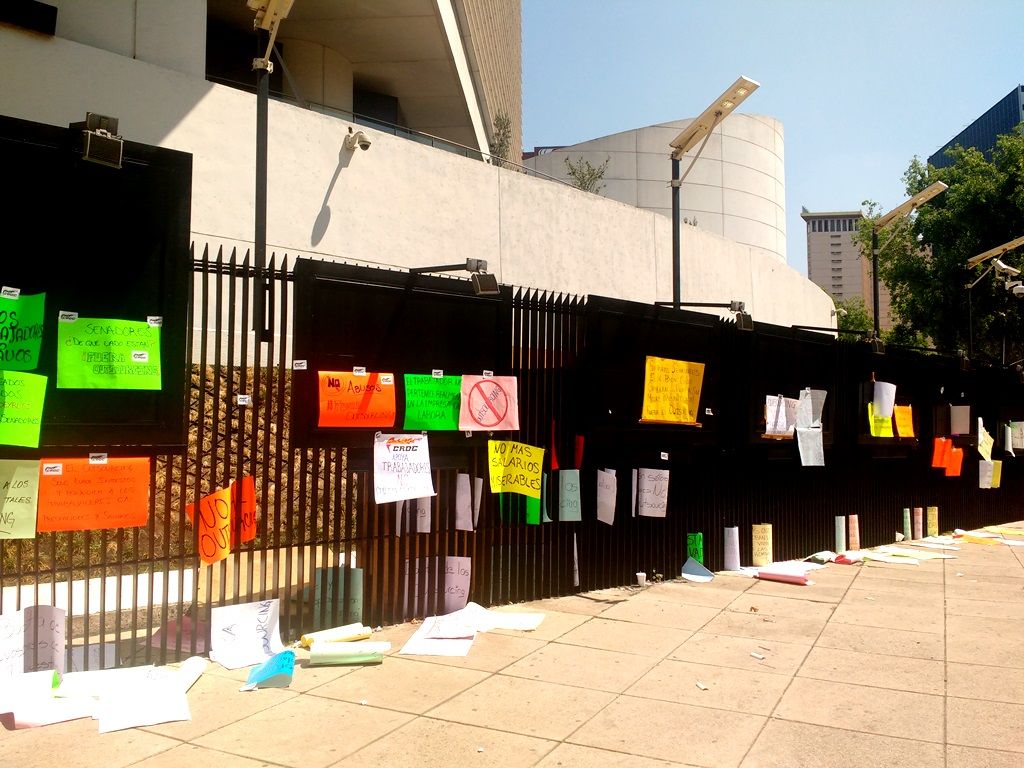Protestan trabajadores en sede senatorial contra outsourcing; entregan escrito a Ricardo Montreal 