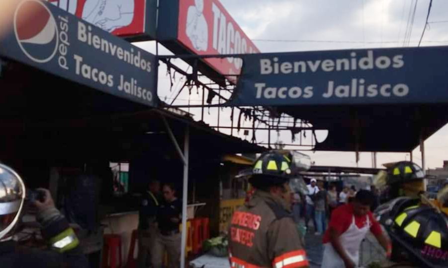 Bomberos de Ecatepec sofocan incendio en taqueria