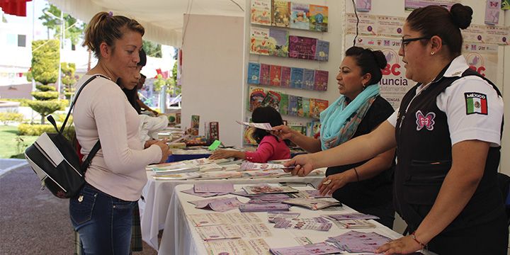 Policia de Chimalhuacan participa en la Feria del Libro