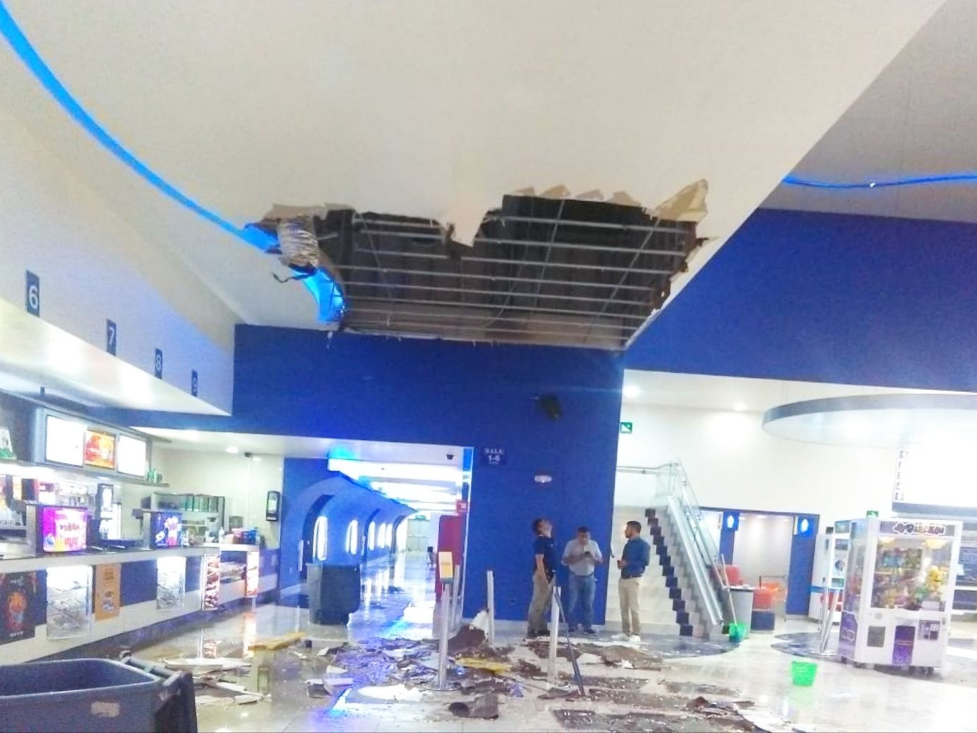 Atiende Protección Civil de Ecatepec a tres mujeres lesionadas por caída de plafón en centro comercial