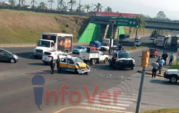 Choca Taxi contra camioneta; 2 mujeres heridas.
