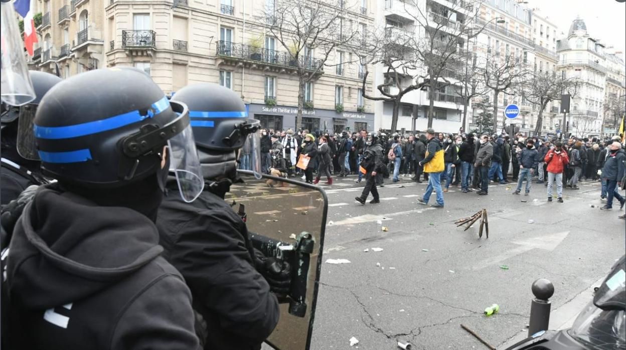 Chalecos amarillos se saltan las restricciones del coronavirus y salen a protestar en Francia