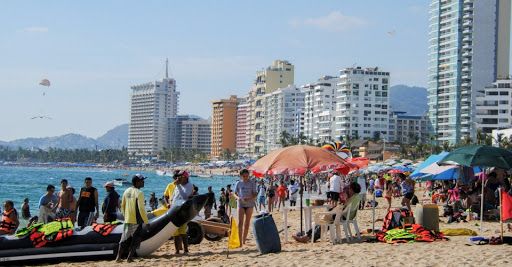 ¿Quién dijo miedo? Playas llenas de turistas en Acapulco 