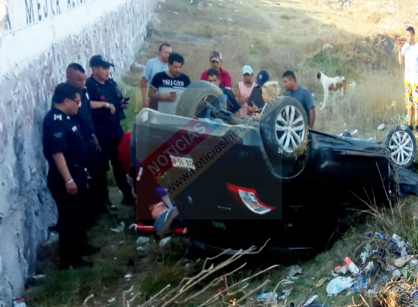 Mujer resulta herida tras volcar su vehículo sobre la carretera Lechería-Tulantongo