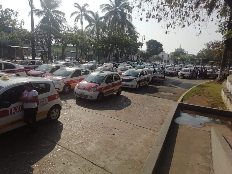 Taxistas de Veracruz exigen apoyo al gobierno ante contingencia del COVID-19.