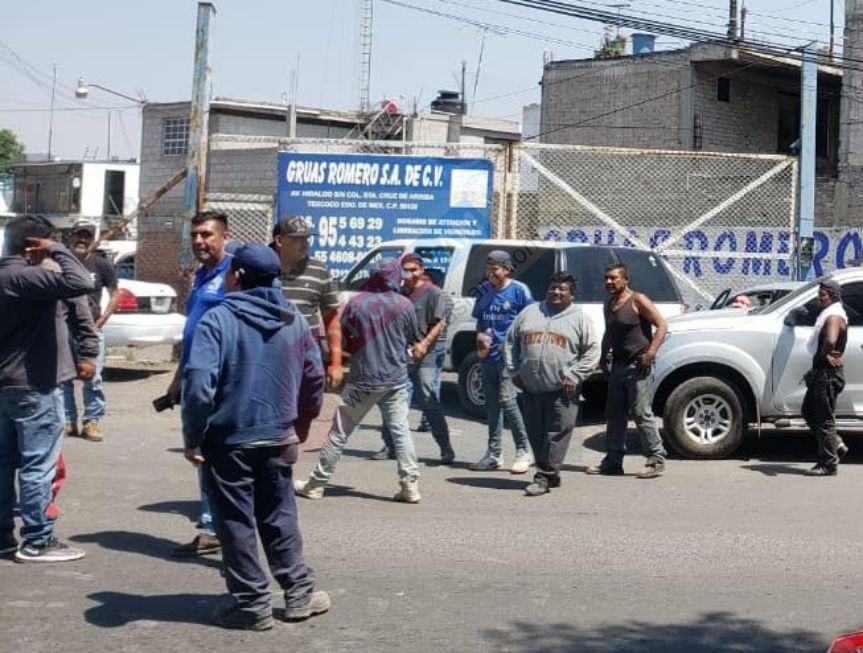 Por los abusos que cometen policías estatales y el corralón "Gruas Romero" transportistas bloquean la Texcoco-Calpulalpan