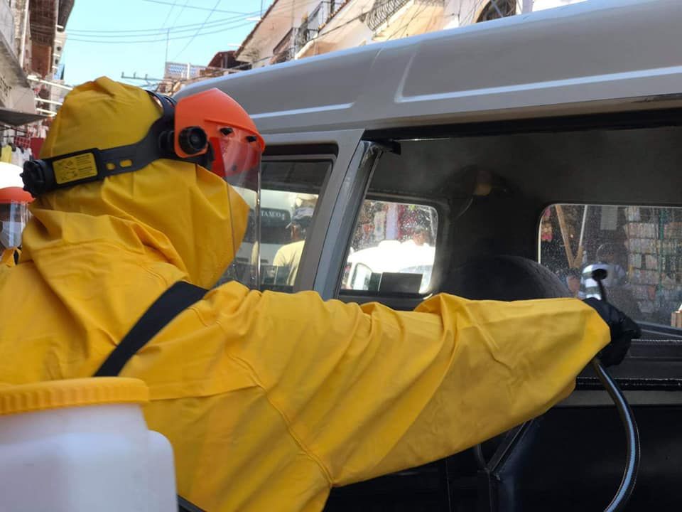 
Gobierno de Taxco y transportistas realizan operativos de sanitización. 