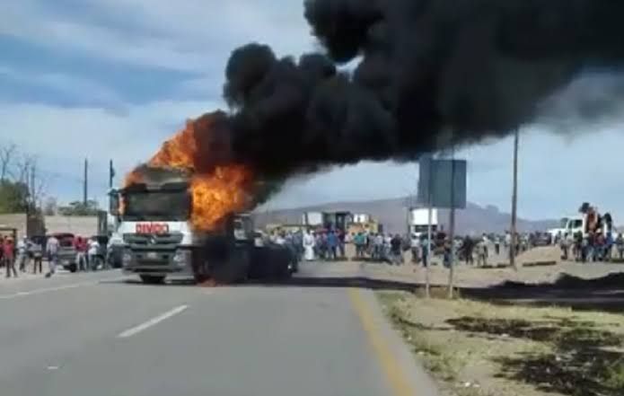 Incendian vehículos manifestantes en Chihuahua porque les querían quitar su agua 