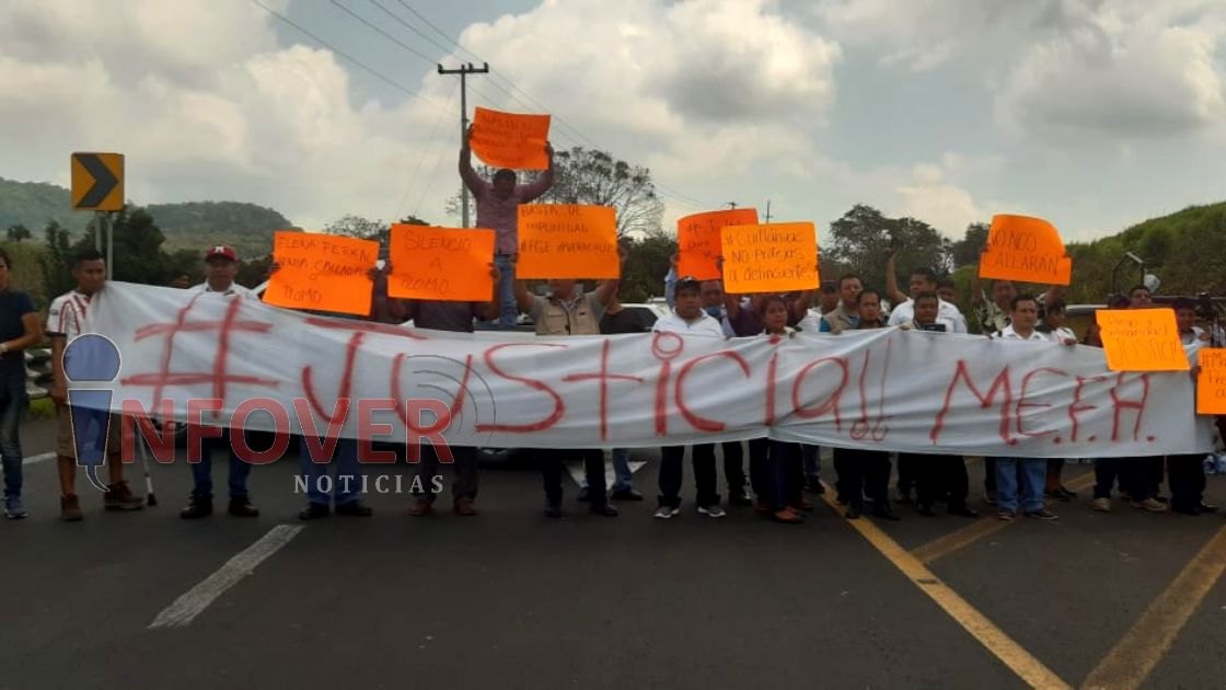 Bloquean la autopista Totomoxtle-Tuxpan para exigir justicia por el asesinato de María Elena Ferral