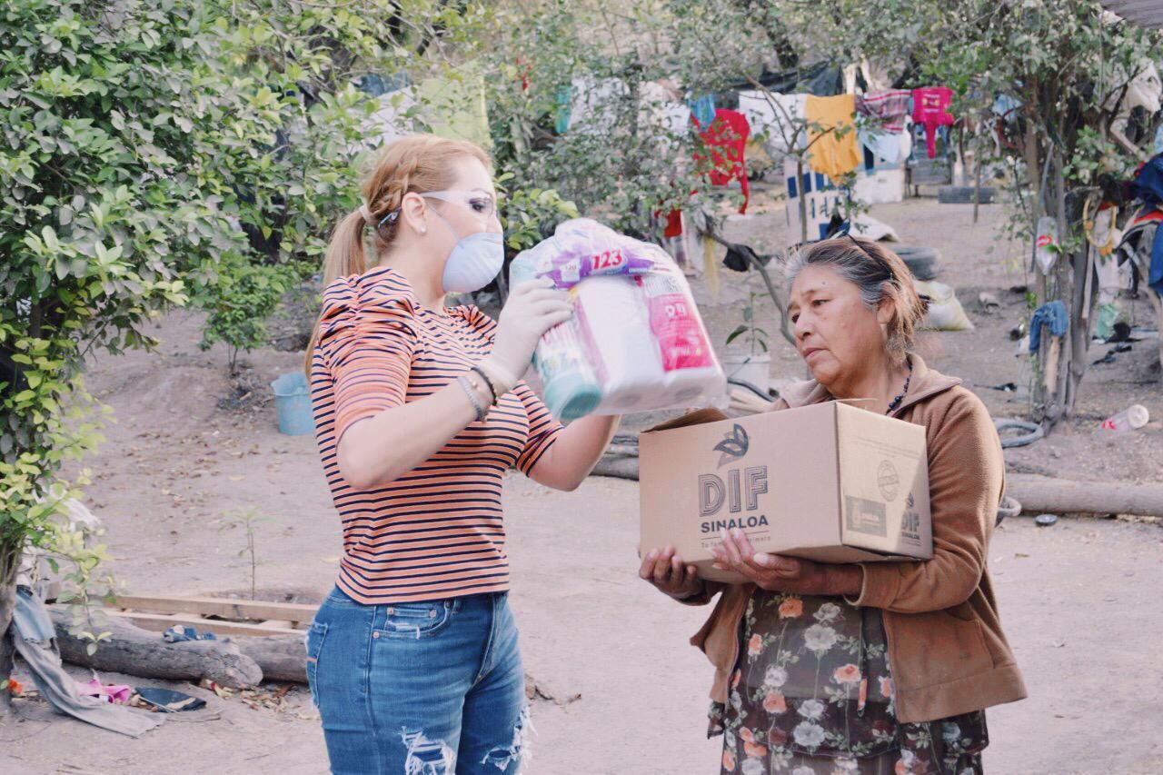 Entrega Nubia Ramos paquetes de limpieza y despensas a familias en El Fuerte