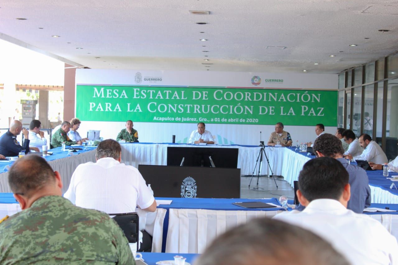 Reunión del gobernador con ediles de municipios turísticos; anuncia la instalación en sesión permanente de la Mesa para la Construcción de la Paz