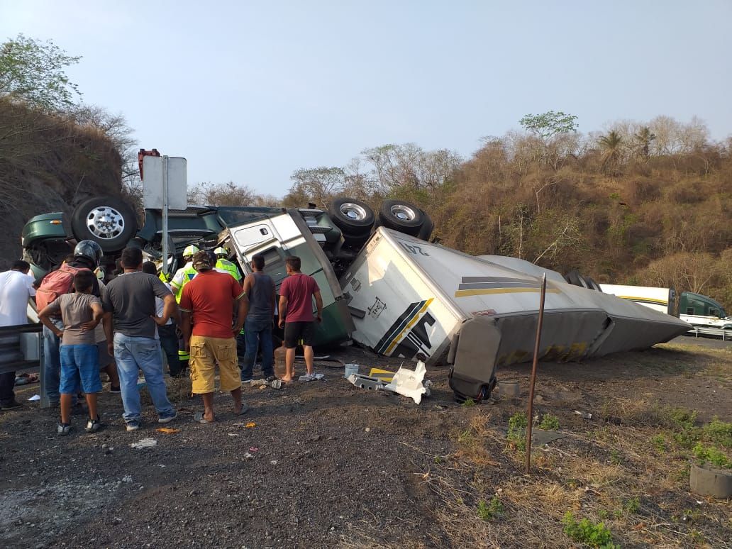 Volcadura de tráiler en la autopista La Tinaja – Veracruz deja un prensado.