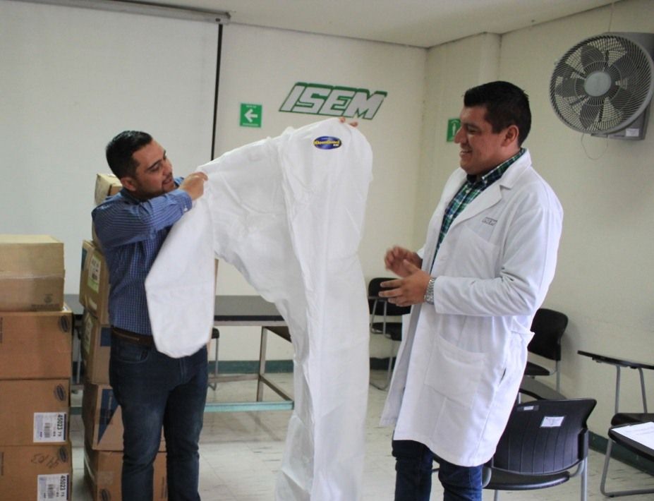 Gobierno municipal entrega más de 2 mil trajes biológicos al hospital 90 camas