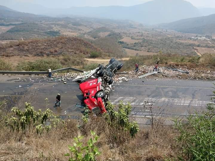 Sufre accidente tráiler en la autopista Esperanza-Orizaba, sobre el km. 235 en el carril de bajada.