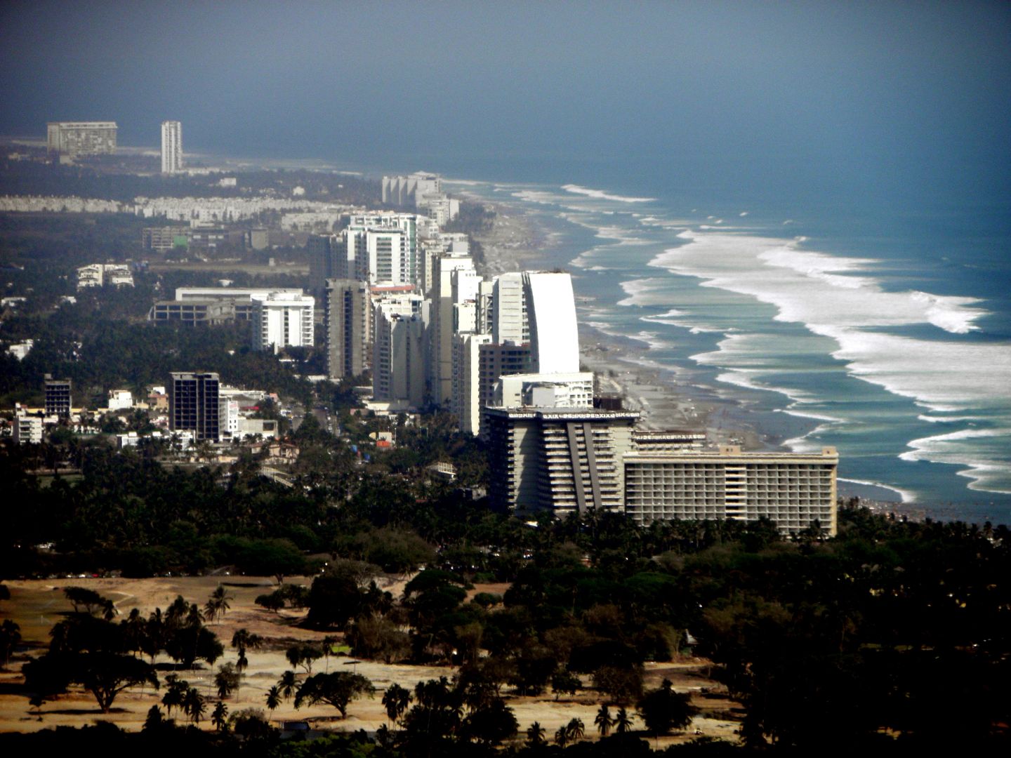 Ignoran cierre de playa en la zona Diamante de Acapulco