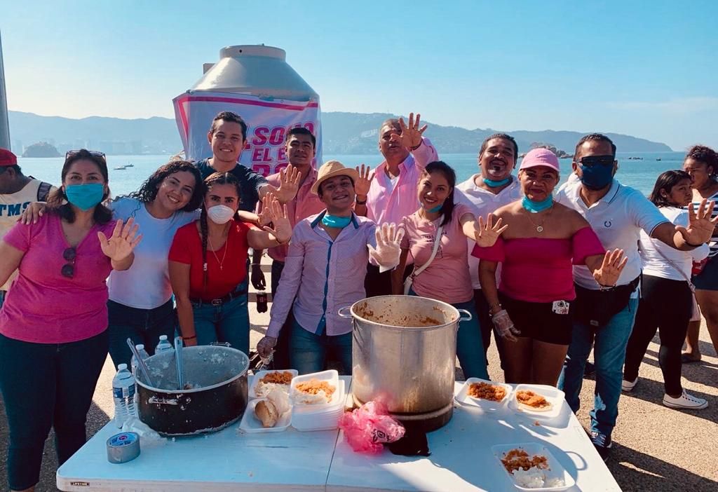 Comparte Equipo Rosa alimentos en la Costera ’Miguel Alemán’