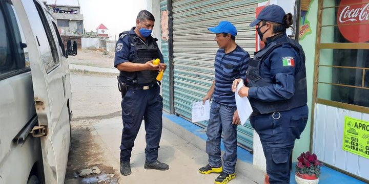 Policia de Chimalhuacan sanitizan transporte publico